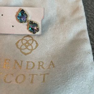 Kendra Scott Tessa Stud Earrings! Gold; earrings in perfect condition